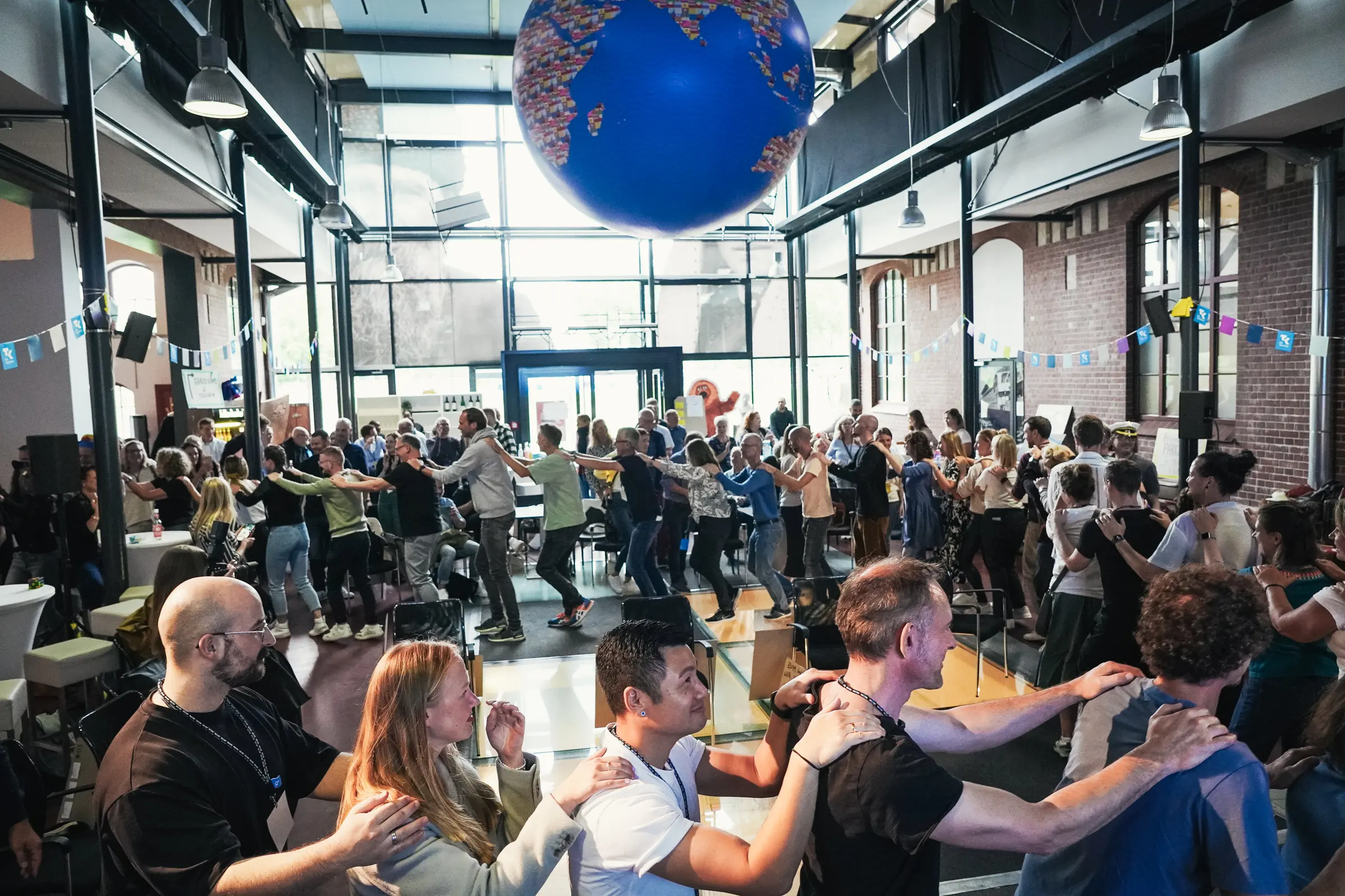 Großgruppen-Workshop. Viele Menschen in Bewegung.